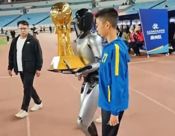 苏超总决赛  彩排进行：世界杯赛  同款飞猫系统亮相，机器人送第一名  奖杯